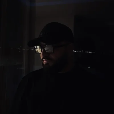 MARINICHEV, ARTEM HARVI - В комнате темно